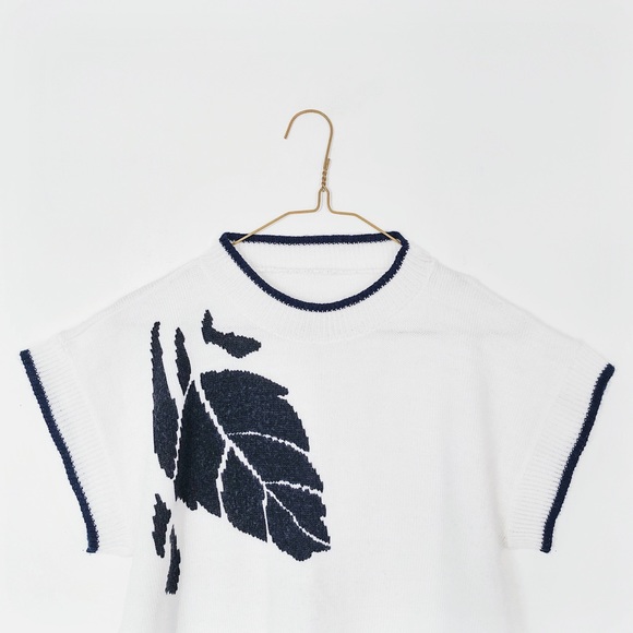 90s VTG white knit sweater shirt - short sleeve - navy leaf floral - Picture 4 of 6